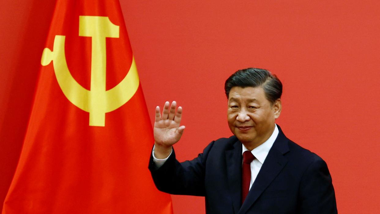 Chinese President Xi Jinping waves after his speech as the new Politburo Standing Committee members meet the media following the 20th National Congress of the Communist Party of China, at the Great Hall of the People in Beijing, China October 23, 2022.