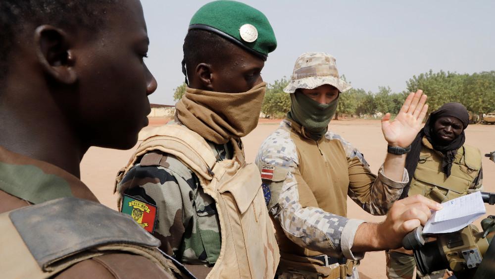 Malian soldiers of the 614th Artillery Battery are pictured during a training session on a D-30 howitzer with the European Union Training Mission (EUTM), to fight jihadists, in the camp of Sevare, Mopti region, in Mali March 23, 2021. Picture taken March 23, 2021.