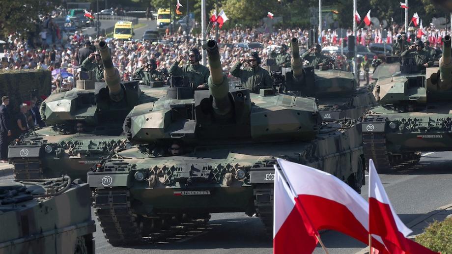 أعضاء من القوات العسكرية البولندية يشاركون في العرض العسكري في يوم القوات المسلحة، الذي يتم الاحتفال به سنويًا في 15 أغسطس لإحياء ذكرى انتصار بولندا على الجيش الأحمر للاتحاد السوفيتي في عام 1920، في وارسو، بولندا، 15 أغسطس 2023.