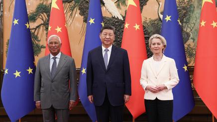 Antonio Costa, President of the European Council, Xi Jinping, President of the People Republic of China, and Ursula von der Leyen, President of the European Commission, stand in front of the national flags of China and the EU during the 25th EU China summit in Beijing, July 24, 2025.