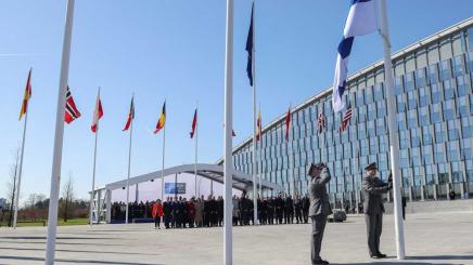 Bild: Die finnische Flagge wird vor dem NATO-Hauptquartier gehisst