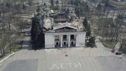 Bild: Luftaufnahme des zerbombten Theaters in Mariupol